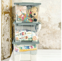 Drei transparente Aufbewahrungsboxen mit Spielzeug und Kleidung gestapelt