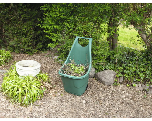 Gartenszene mit einer Gartenschaufel gefüllt mit Gartenabfällen