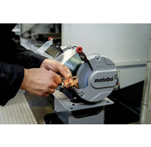 Metabo Doppelschleifer beim Schleifen eines Bohrers