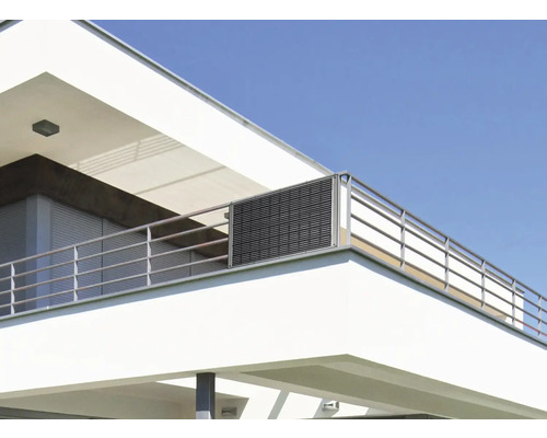 Balkon mit Sichtschutz an einem modernen Gebäude