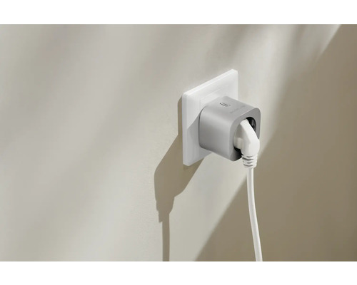 WLAN Steckdose mit eingestecktem Stecker in Wandsteckdose