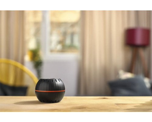 Kugelförmiger Lufterfrischer auf einem Holztisch im Wohnzimmer