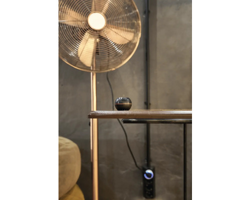 Szene mit einem Ventilator, einem Tisch und einem Duftöl Diffusor