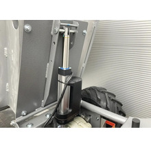 Detailansicht eines Kippmechanismus mit Hydraulikzylinder