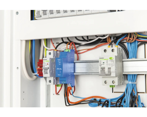 Sicherungskasten mit Sicherungen und Verkabelung