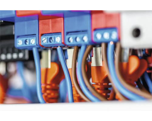 Detailaufnahme einer Elektroinstallation mit Kabeln und Klemmen