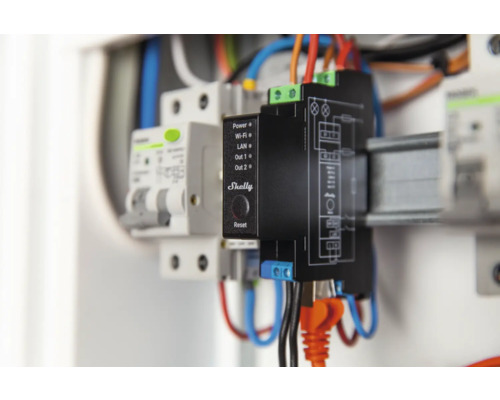 Shelly Logo auf einem Automatisierungsschalter mit verschiedenen Anschlüssen in einem Stromkasten