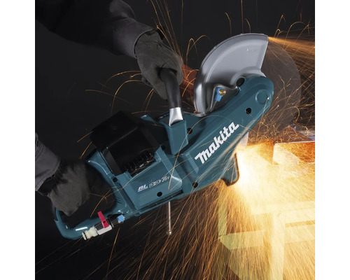 Makita Trennschleifer beim Schneiden von Metall mit Funkenflug