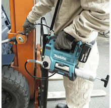 Akku-Fettpresse von Makita im Einsatz an einer Maschine