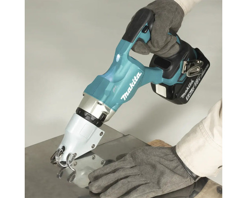 Makita Akku-Blechschere im Einsatz beim Schneiden von Metallblech