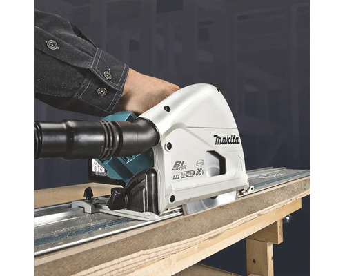 Makita Tauchsäge beim Schneiden von Holz auf einer Werkbank
