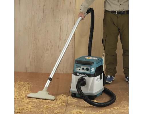 Makita Staubsauger im Einsatz beim Aufsaugen von Holzspänen