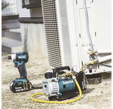 Makita Akku-Bohrschrauber und Vakuumpumpe vor einer Klimaanlage