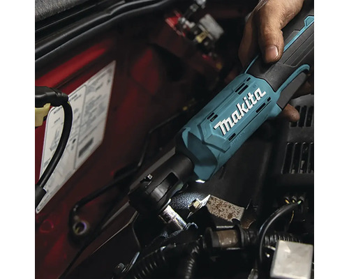 Makita Logo auf einem Akku-Ratschenschrauber bei der Arbeit an einem Automotor