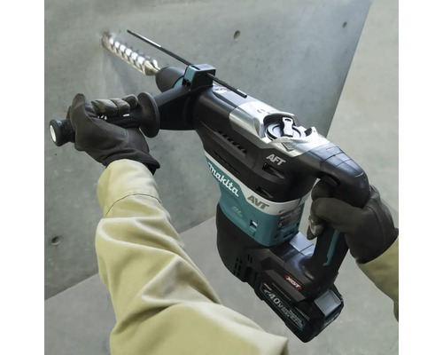 Makita Bohrhammer beim Bohren in Beton