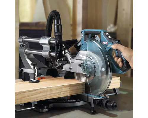 Makita Kapp- und Gehrungssäge beim Sägen eines Holzstücks.