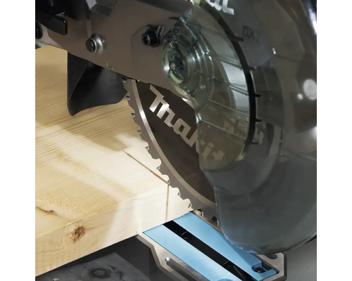 Makita Sägeblatt beim Schneiden eines Holzstücks.