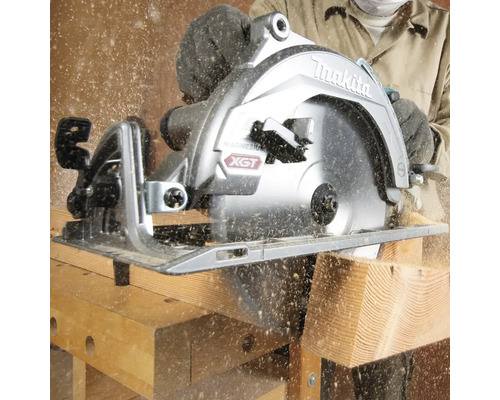 Makita Kreissäge im Einsatz beim Sägen von Holz
