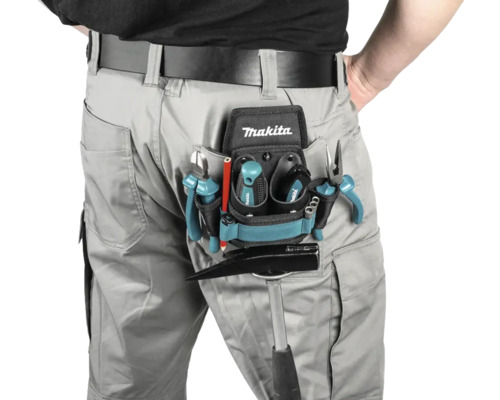 Handwerker mit Werkzeugtasche am Gürtel, gefüllt mit Werkzeugen und einem Hammer. Makita Logo.