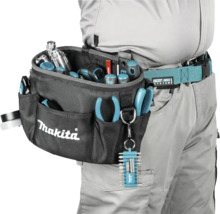 Werkzeugtasche mit Werkzeugen und Makita Logo am Gürtel einer Person