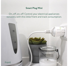 Smarte Steckdose mit Kaffeemaschine und Dekoration