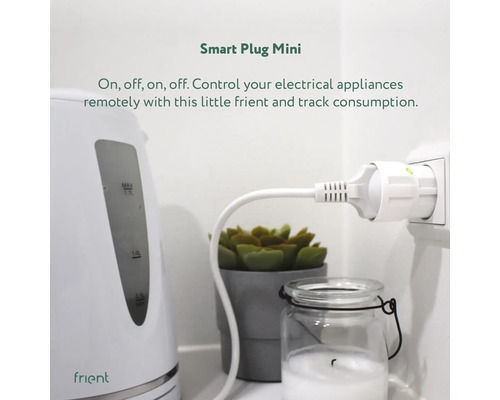 Smarte Steckdose mit Kaffeemaschine und Dekoration