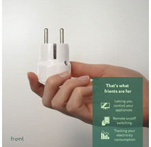 Eine Hand hält einen weißen Stromstecker für die Steckdose.