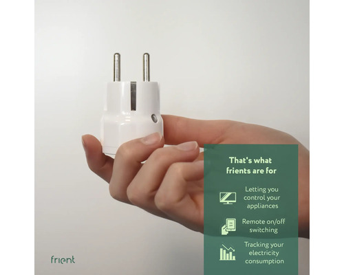 Eine Hand hält einen weißen Stromstecker für die Steckdose.