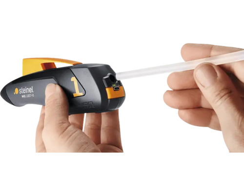Steinel Heißklebepistole mit Klebestift in Händen