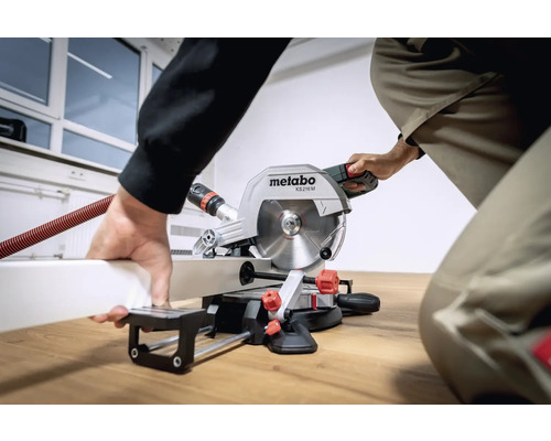 Metabo Kappsäge im Einsatz beim Zuschneiden eines Werkstücks