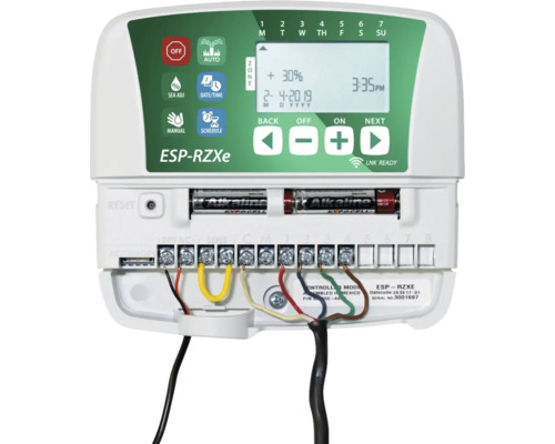 Bewässerungssteuerung für den Garten mit Display und Kabelanschlüssen.