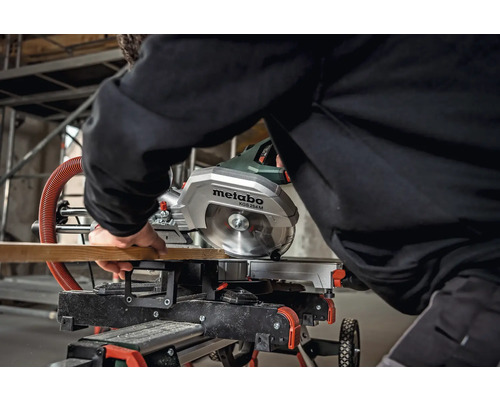 Eine Metabo Kapp- und Gehrungssäge KGS 254 M schneidet ein Holzbrett.