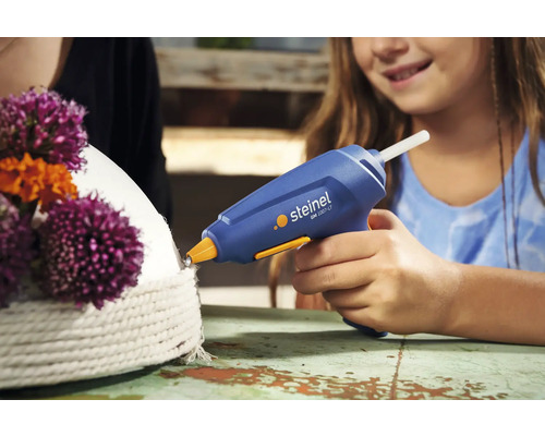 Kind benutzt Steinel Heißklebepistole GM 12007-LT für Bastelarbeiten