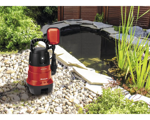 Tauchpumpe im Garten neben einem Teich