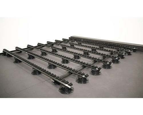 Unterkonstruktion für Terrassendielen mit justierbaren Füßen