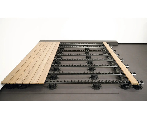 Terrassenunterkonstruktion mit Holzpaneelen