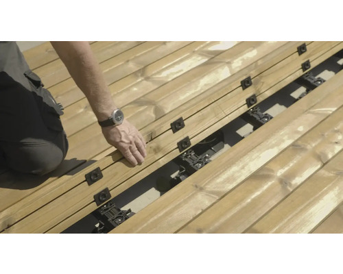 Montage einer Holzterrasse mit Terrassenclips