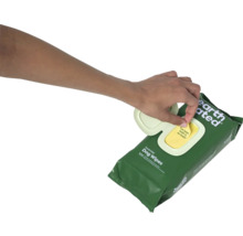 Person öffnet eine Packung Earth Rated Hunde-Reinigungstücher Lavendel.