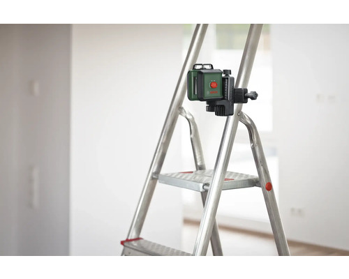 Kreuzlinienlaser montiert auf einer Trittleiter