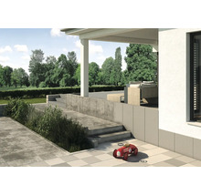 Terrasse mit Betonplatten, Stufen und rotem Spielzeugauto