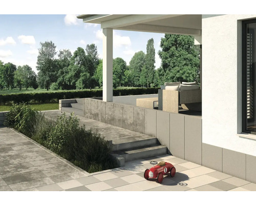Terrasse mit Betonplatten, Stufen und rotem Spielzeugauto