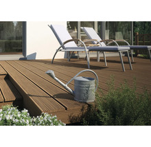 Terrasse mit Holzfliesen und Gartenmöbeln sowie einer Gießkanne