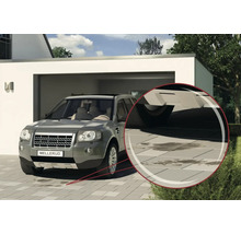 Auffahrt mit Auto und Flecken auf dem Pflaster