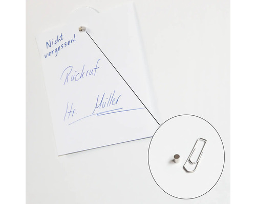 Notizzettel mit Magnet am Whiteboard befestigt, mit der Aufschrift Rückruf Hr. Müller