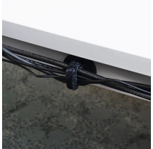 Kabels unter einem Schreibtisch, die mit einem Klettband befestigt sind
