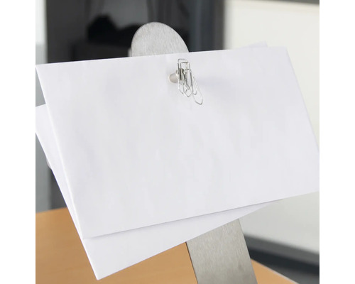 Notizhalter aus Metall mit Papier und Büroklammer