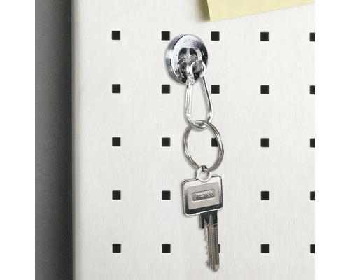 Schlüssel an einer Lochwand mit Magnet befestigt