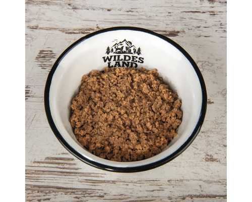 Schale gefüllt mit Nassfutter für Hunde mit dem Wildes Land Logo