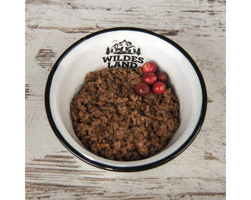 Schüssel mit Nassfutter für Hunde und Preiselbeeren