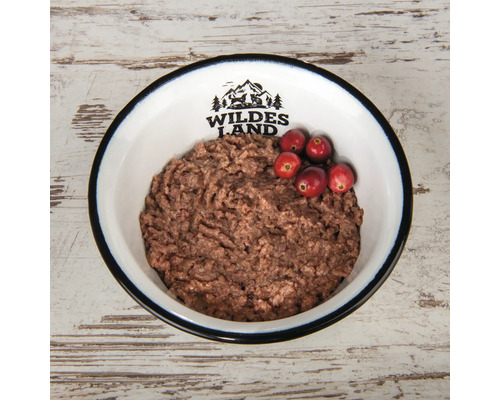 Hundenassfutter in einer Schüssel mit Wildes Land Logo und Preiselbeeren